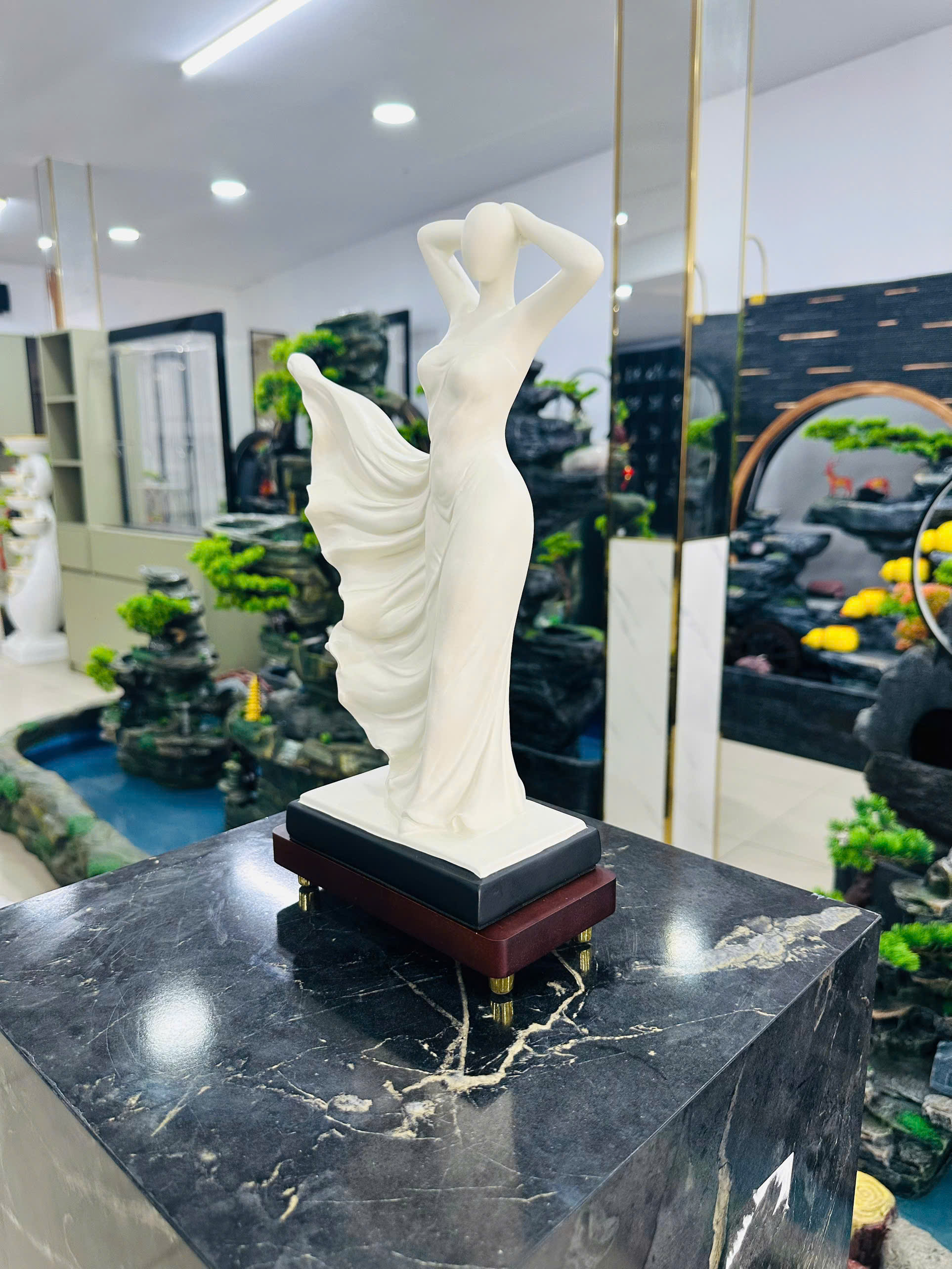Đồ Trang Trí Tiểu Cảnh Trong Nhà Hình Cô Gái Model HS111