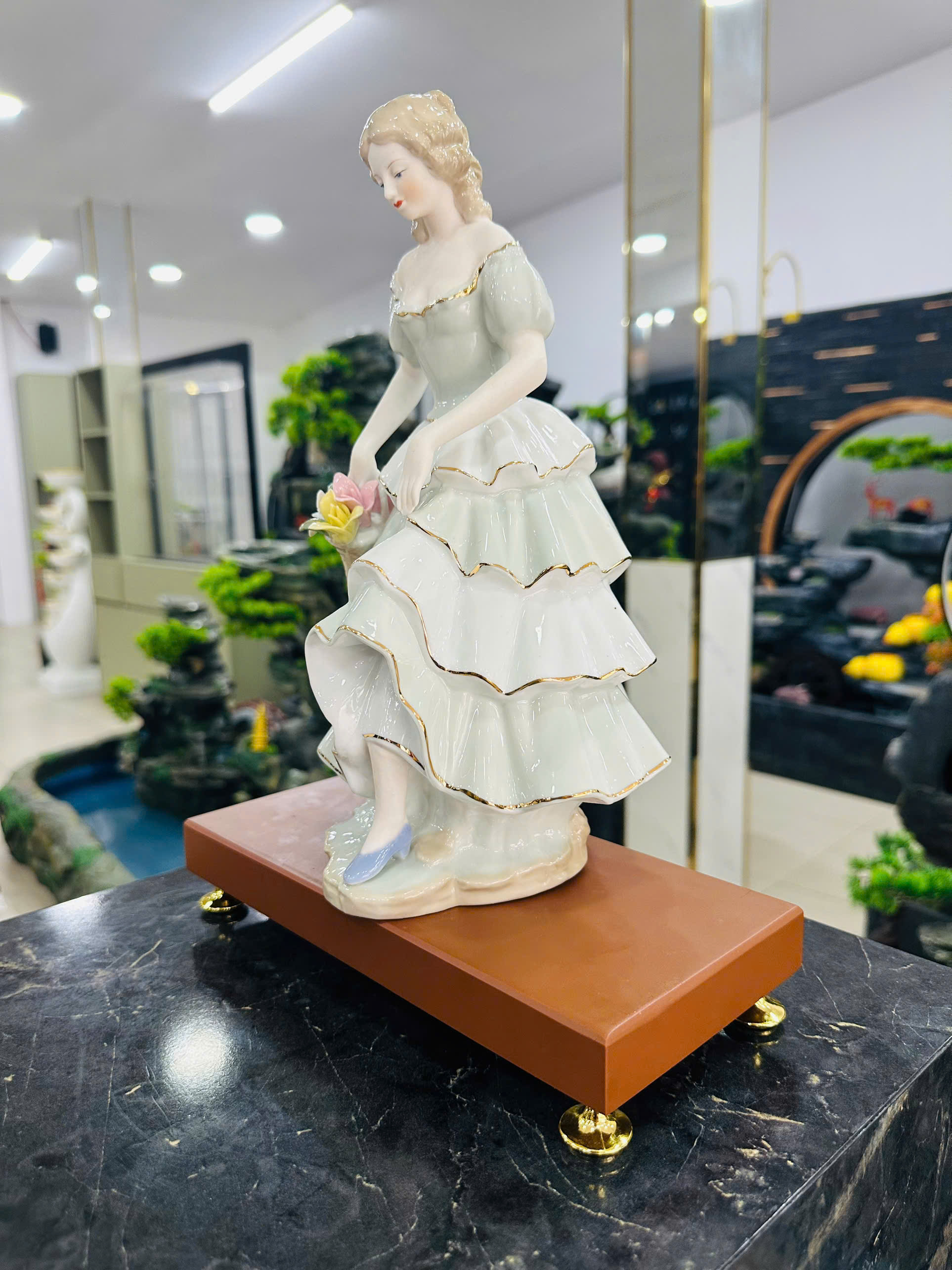 Đồ Trang Trí Tiểu Cảnh Trong Nhà Hình Cô Gái Model GOM11